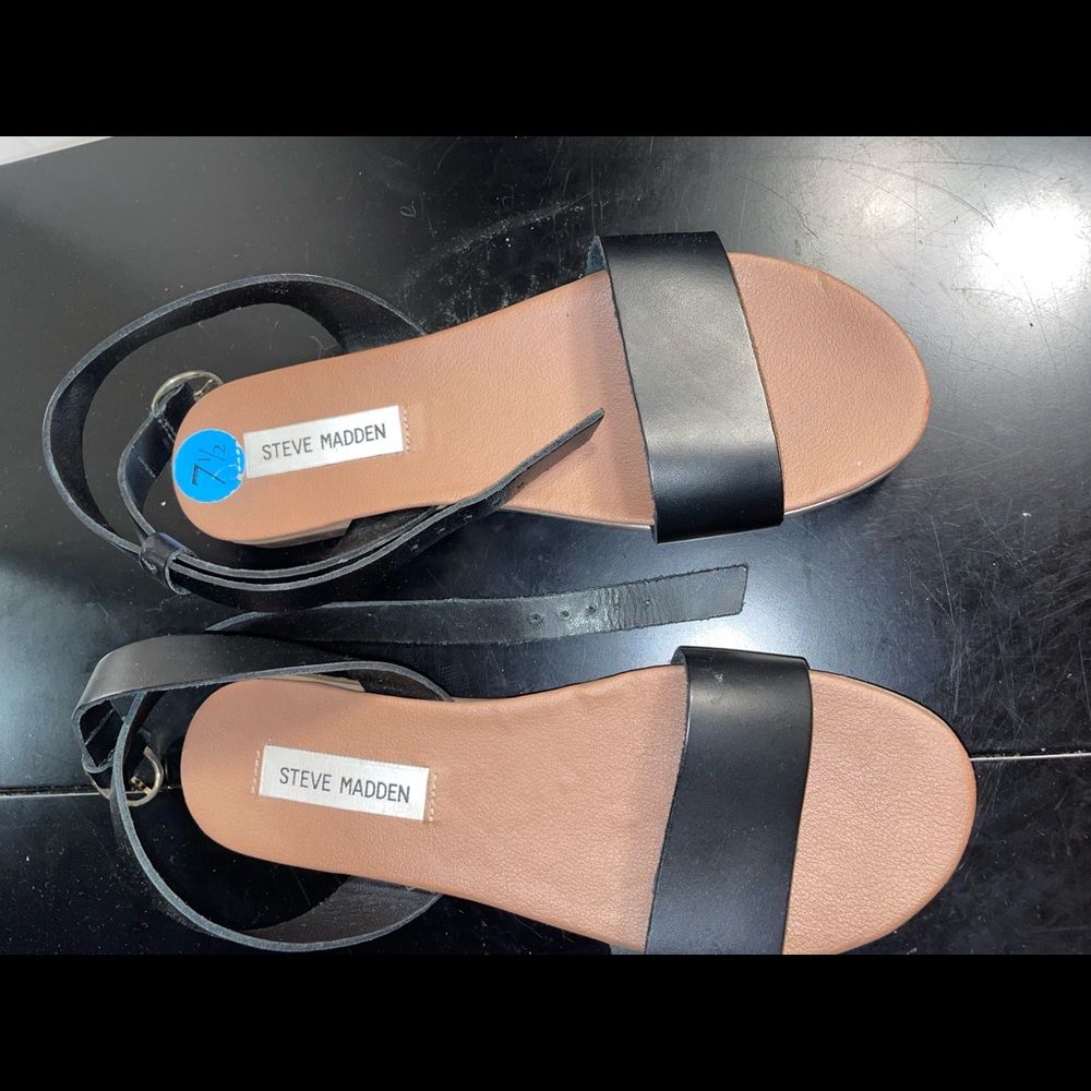 Steve Madden Womens Sandals Flat Faux Leather Strappy Black.  Women’s Size 7 1/2